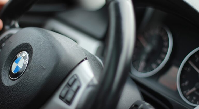 Merkkihuolto ehto tehdastakuun säilymiselle? Väärin! Katso tästä muutkin säästövinkit autohuoltoon!